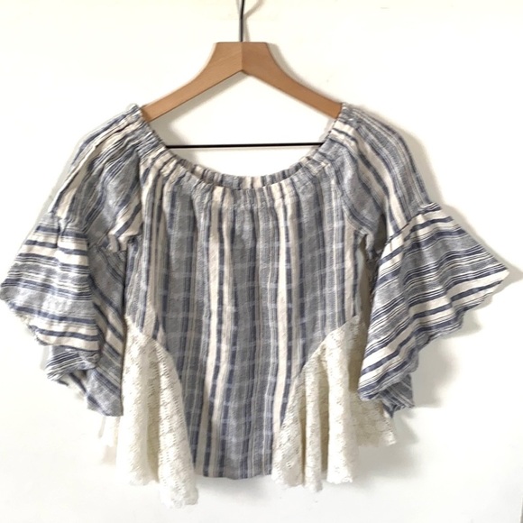 Umgee bell flutter sleeve top with lace accent, S - Picture 4 of 9